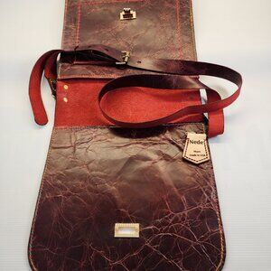 "Cartera de Cuero Granate Exclusiva"